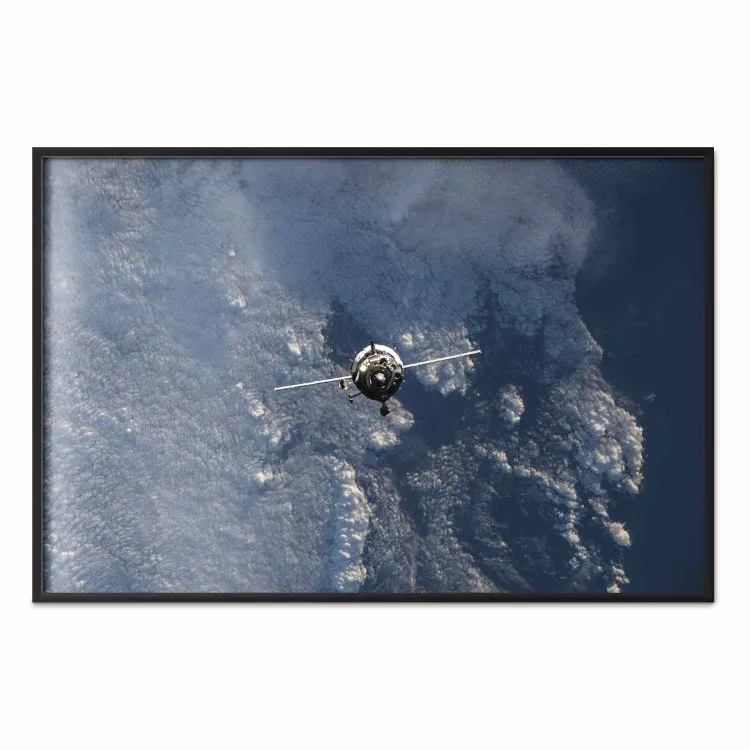 Blauwe Planeet - kosmische satelliet boven de aarde met hemel en wolken op de achtergrond