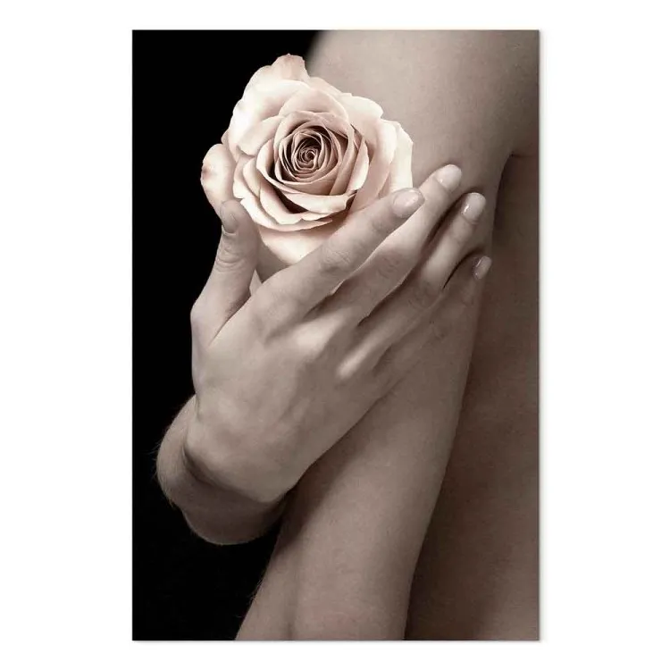 Een theeroos in haar hand - een foto van een vrouw met een bloem