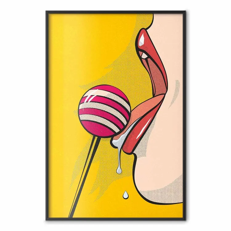 Zoete lolly - abstracte vrouw likkend aan een lolly op een lichtgele achtergrond
