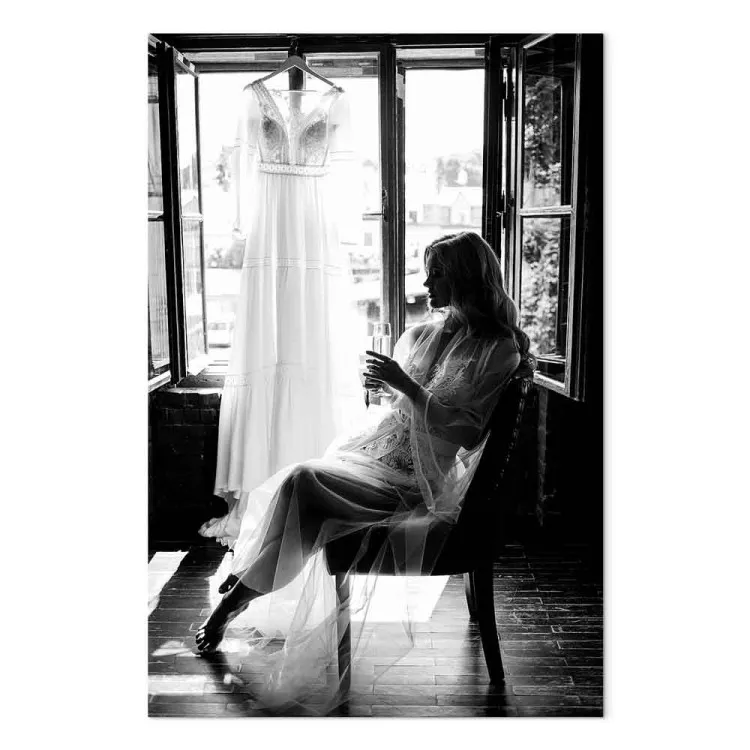 Vrouw en trouwjurk - zwart-wit foto met een zittende vrouw