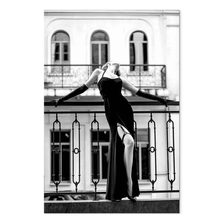 Dansende vrouw - zwart-wit foto met een figuur op het balkon