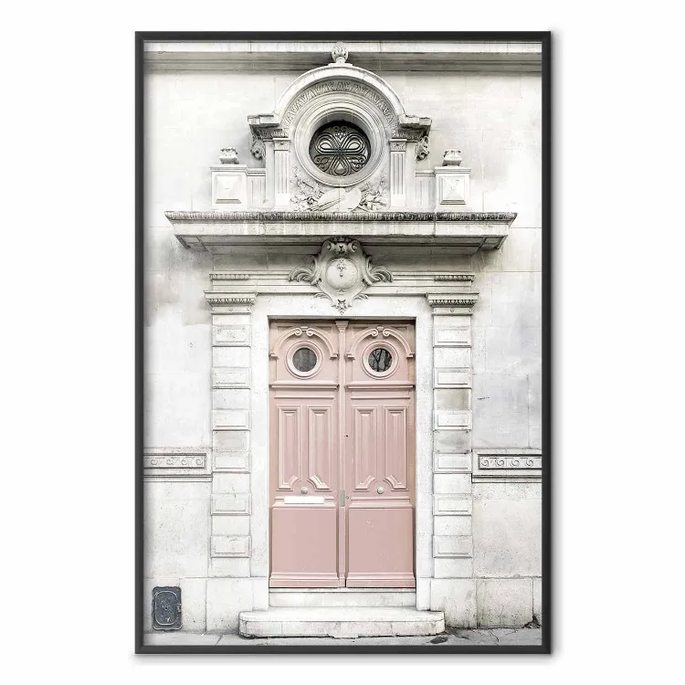 Deuren naar schoonheid - architectuur van een gebouw met een versierd kozijn naar de deuren