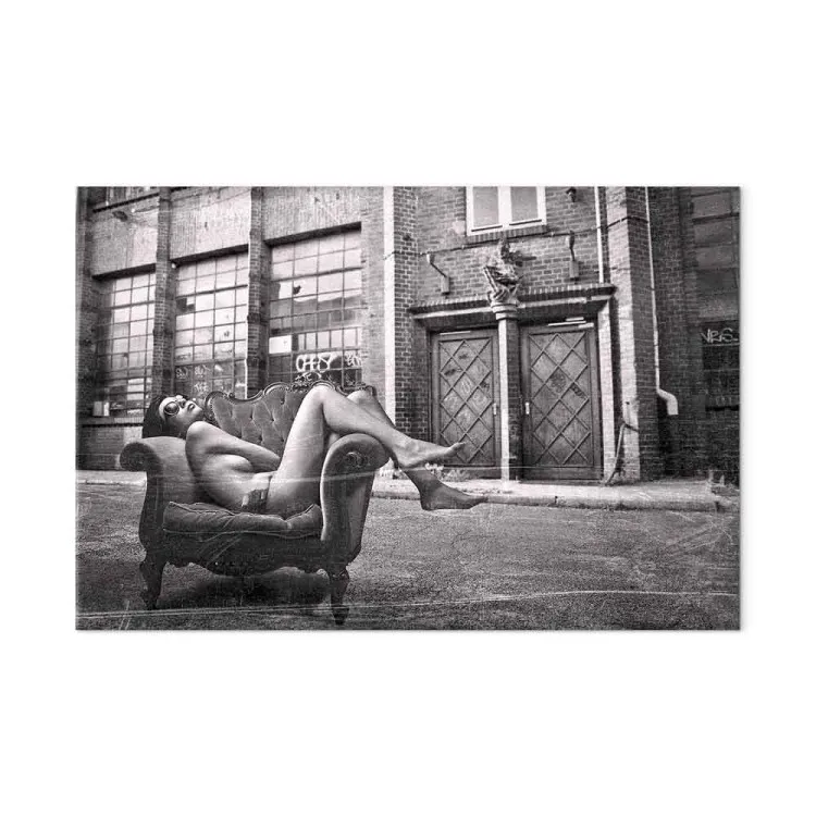 Vrouw in een fauteuil - zwart-witfoto in glamourstijl