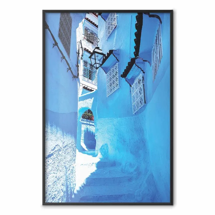 Blauwe wandeling - architectuur van een pad tussen blauwe gebouwen