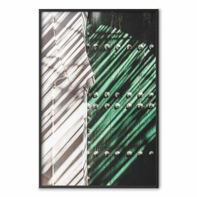 Verborgen deur - architectuur van een groene houten poort en grijze muur