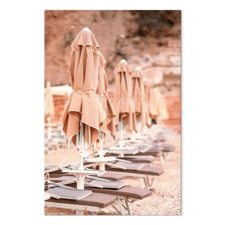 Badplaats - Italiaans landschap met kiezelstrand en parasols