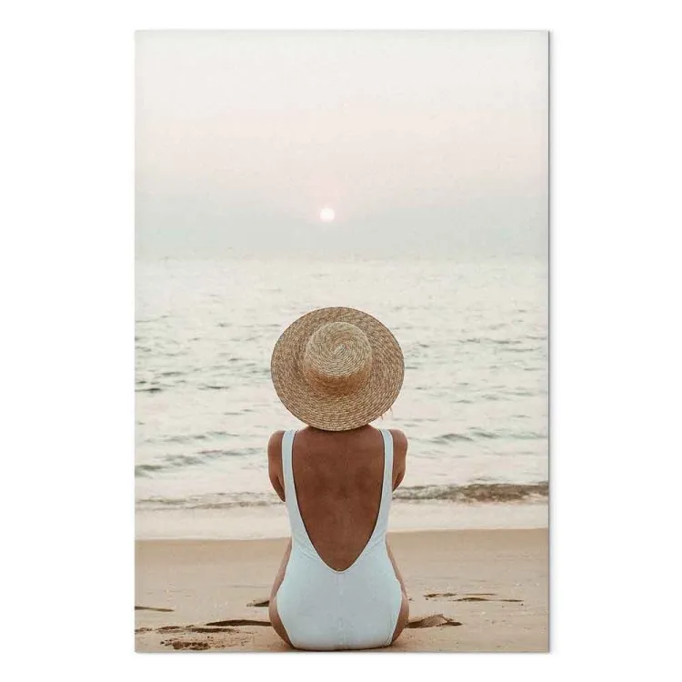 Vrouw in een hoed op het strand - zeegezicht met zonsondergang 