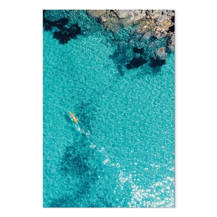 Azuurblauw water - zeelandschap met helder water en een gele kano