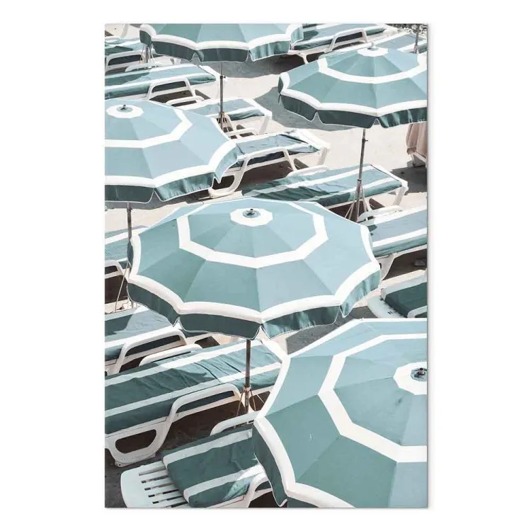 Turkoois en witte ligstoelen en parasols op het strand - kustlandschap
