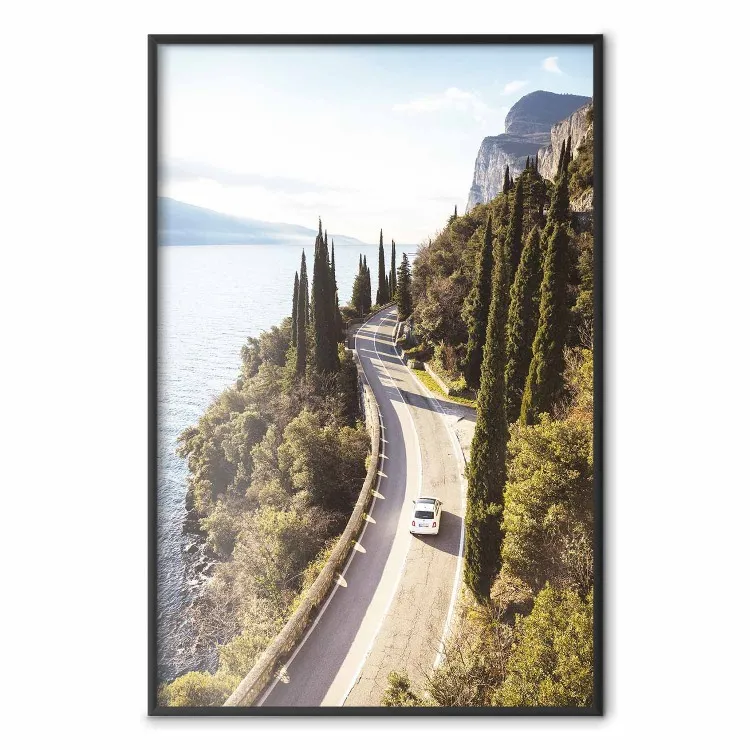 Gardesana - meer en weg te midden van het groen op de achtergrond van het Italiaanse landschap