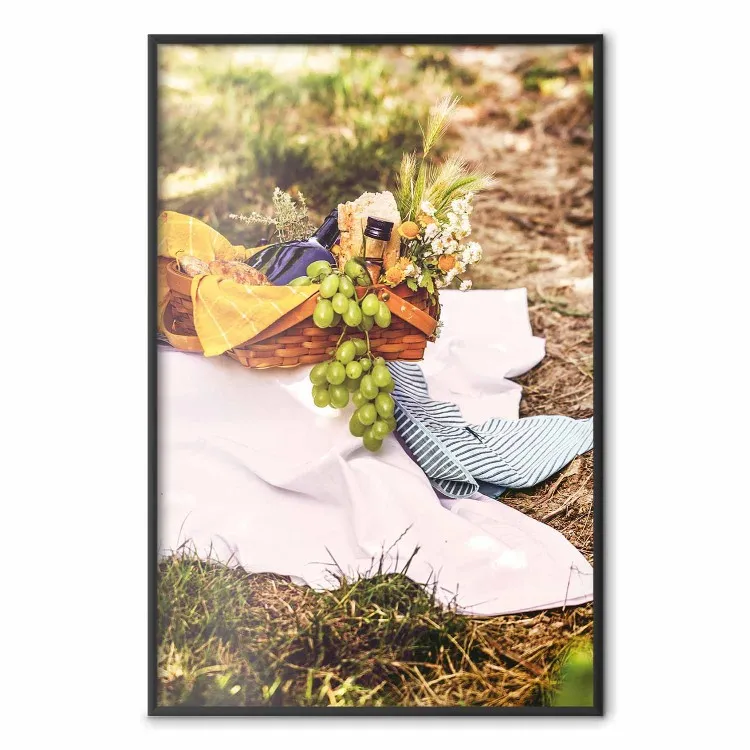 Picknick - compositie met groene vruchten in een rieten mand tegen de achtergrond van de natuur