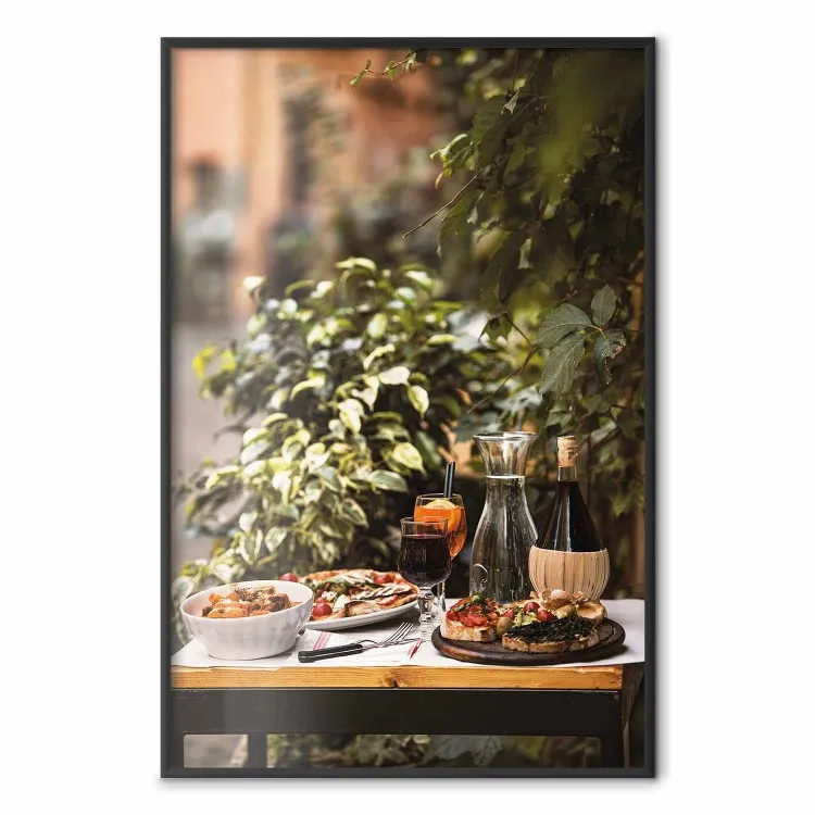 Siësta - compositie met wijn en Italiaans eten tegen de achtergrond van groene planten