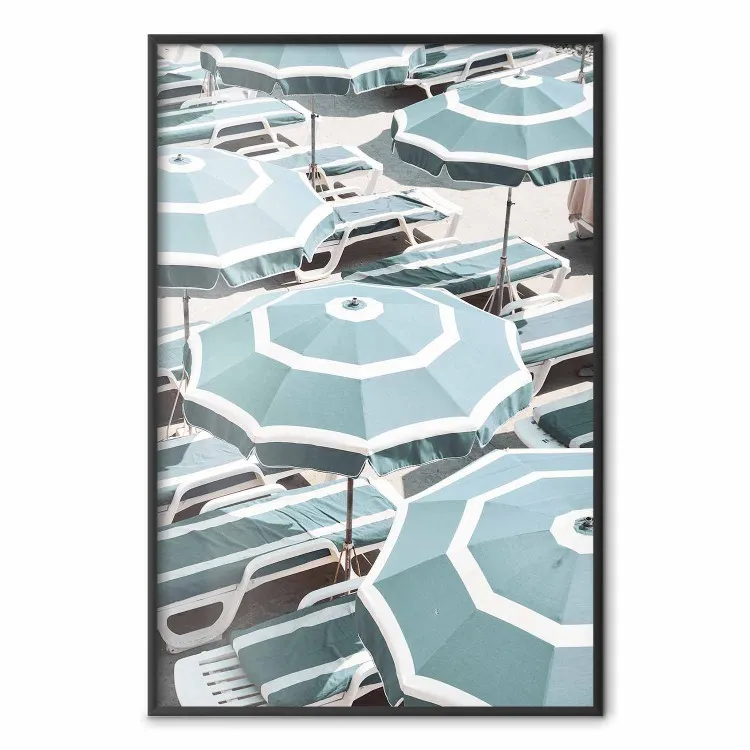 Turkooise parasols - zomerlandschap van een zandstrand vol ligstoelen