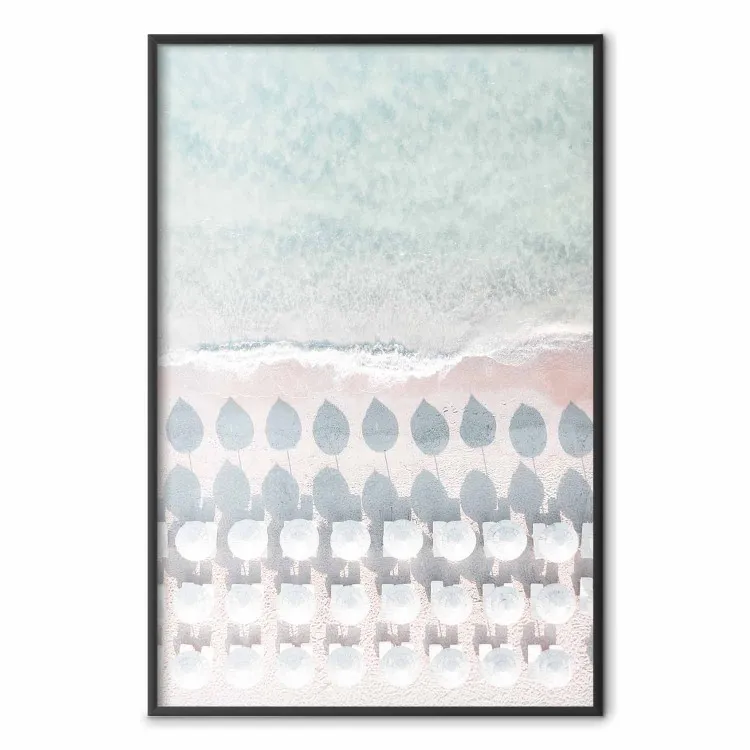 Strand op Sardinië - vogelperspectief op de azuurblauwe zee en parasols