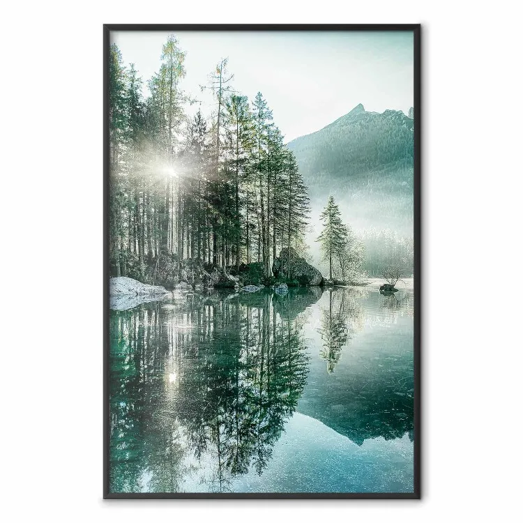 Ochtend aan het meer - landschap van een meer met bomen en zonsopgang