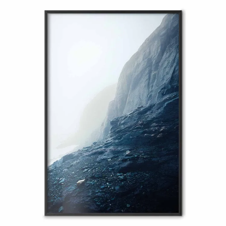 Mistig standbeeld - landschap van rotsachtige kliffen boven water in dichte mist