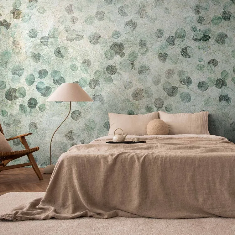 Plantendans - delicate groene bladeren op achtergrond met betontextuur