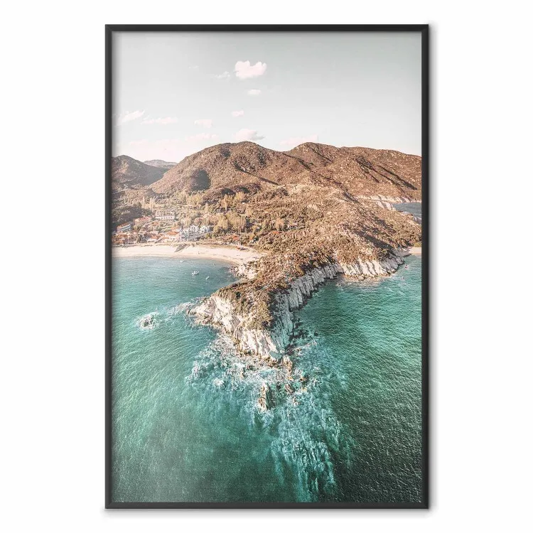 Turquoise klif - landschap van een zonnige kust met bergen, strand en zee