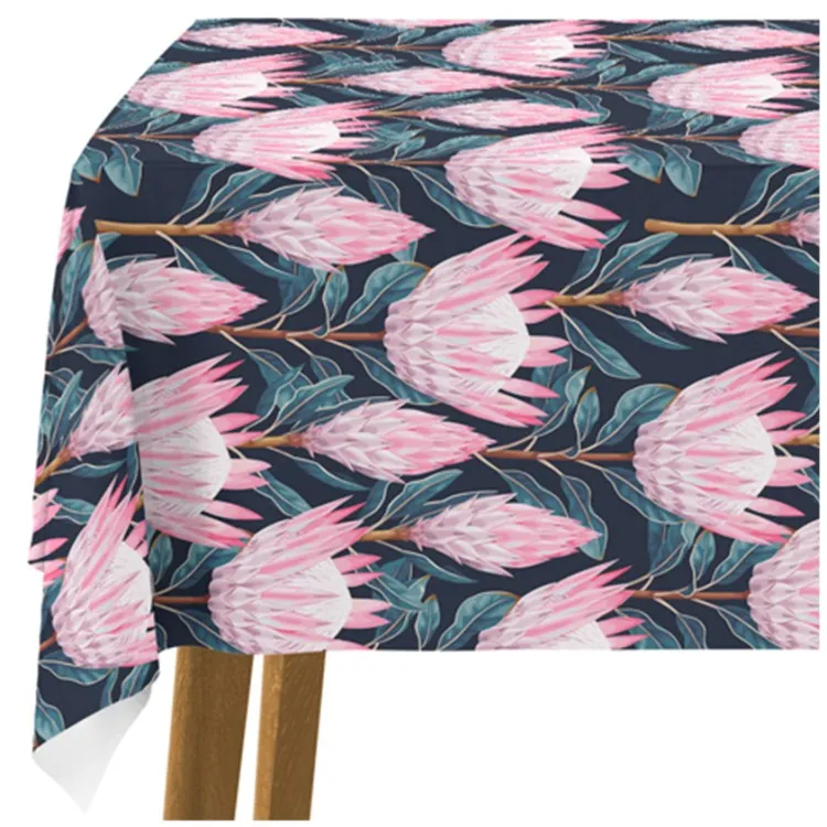 Fancy knoppen - compositie met roze bloemen op een donkere achtergrond