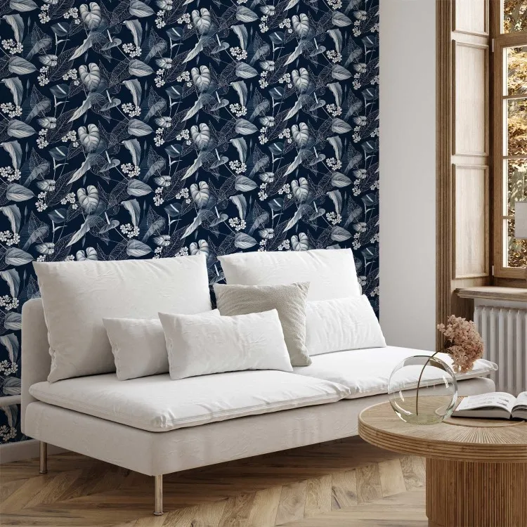 Monochrome natuur - schets van bladeren en bloemen op marineblauwe achtergrond