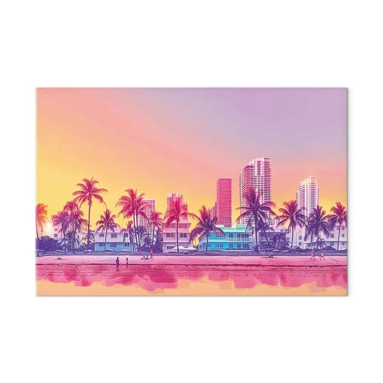 Neon beach - kleurrijke gebouwen en palmbomen bij zonsondergang