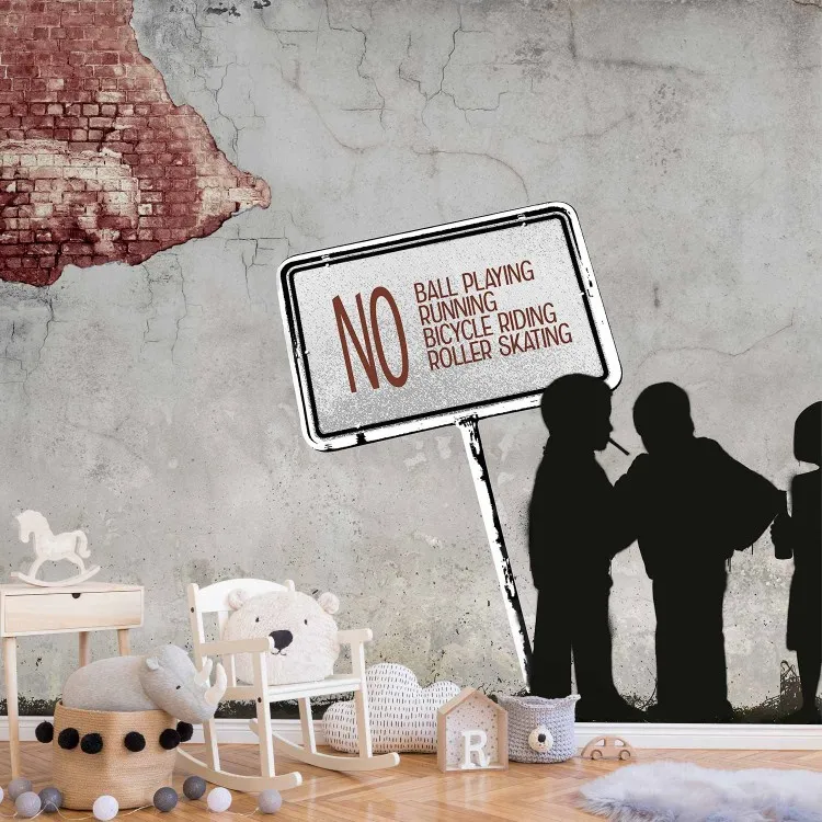 No ball playing... - street art in de stijl van Banksy met teksten op beton